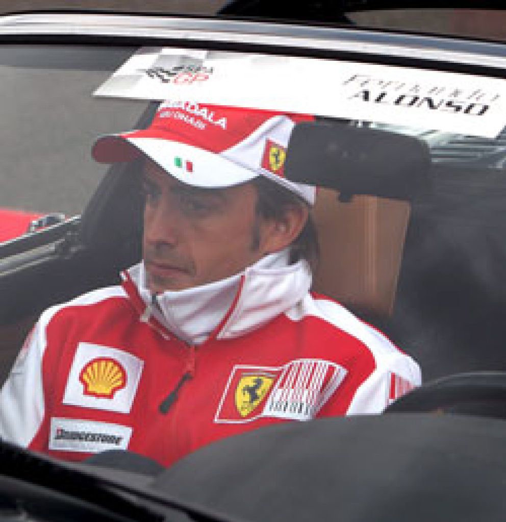 Foto: Hamilton gana, Alonso abandona y el Mundial se complica