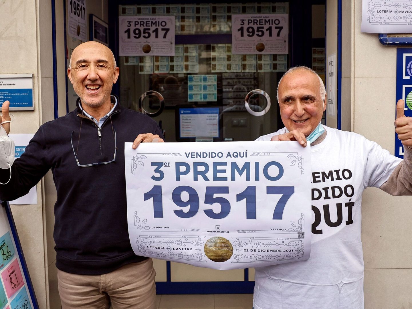 Los loteros de la administración de loterías número 16, ubicada en la calle Xàtiva 16, en las inmediaciones de la Estación del Norte y la plaza del Ayuntamiento de la capital valenciana, celebran la venta de 1.030 décimos de este número (EFE)