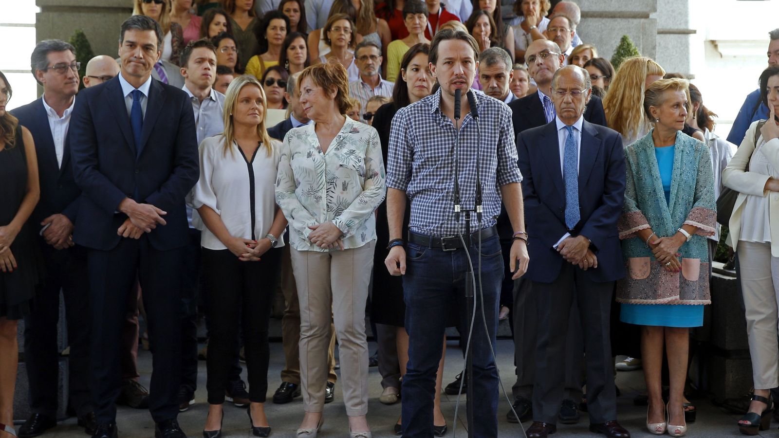 Foto: El líder de Podemos, Pablo Iglesias, pronunica unas palabras tras guardar hoy un minuto de silencio en memoria de las víctimas del atentado perpetrado anoche Niza. (EFE)