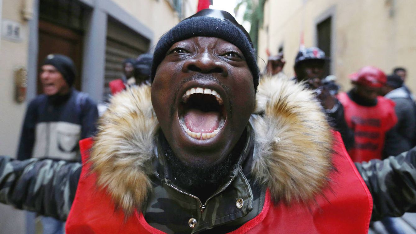 Foto: Un hombre participa en una protesta contra el asesinato del vendedor callejero senegalés Idy Diene, en Florencia, el 10 de marzo de 2018. (Reuters)