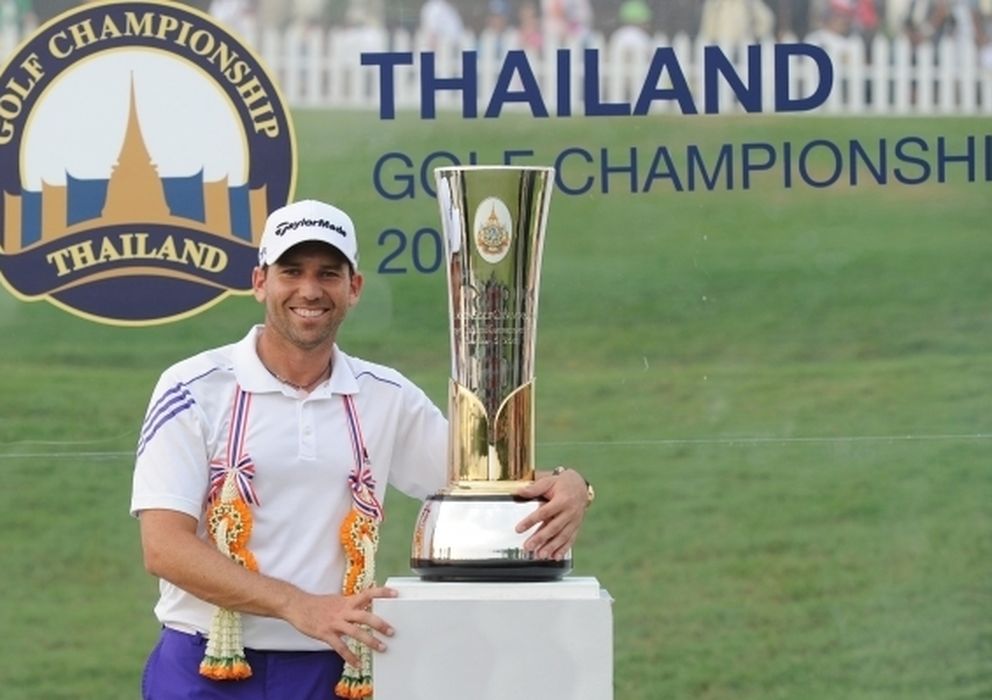 Foto: Sergio García con el título del torneo celebrado en Tailandia.