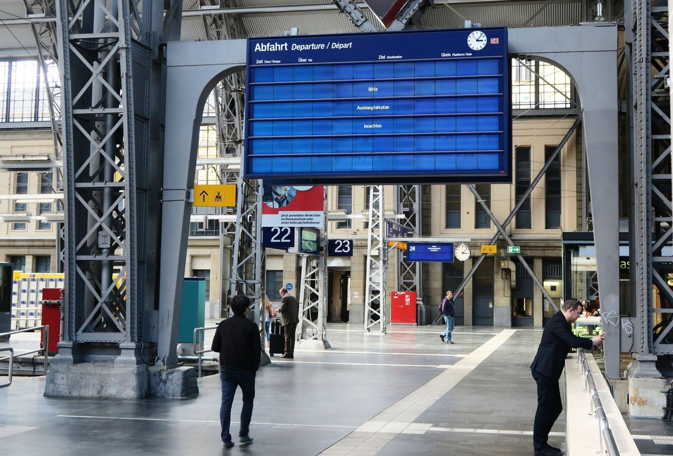 Paneles afectados por el virus en una estación de tren de Frankfurt, Alemania. (EFE)