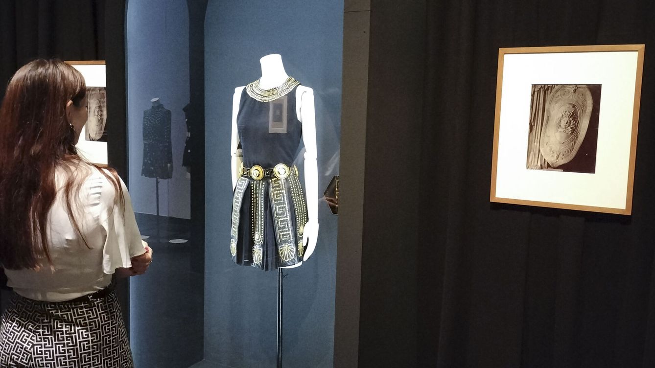 Influencers y fans acuden a la inauguración de la exposición de Madrid, 'Versace frente al espejo' 