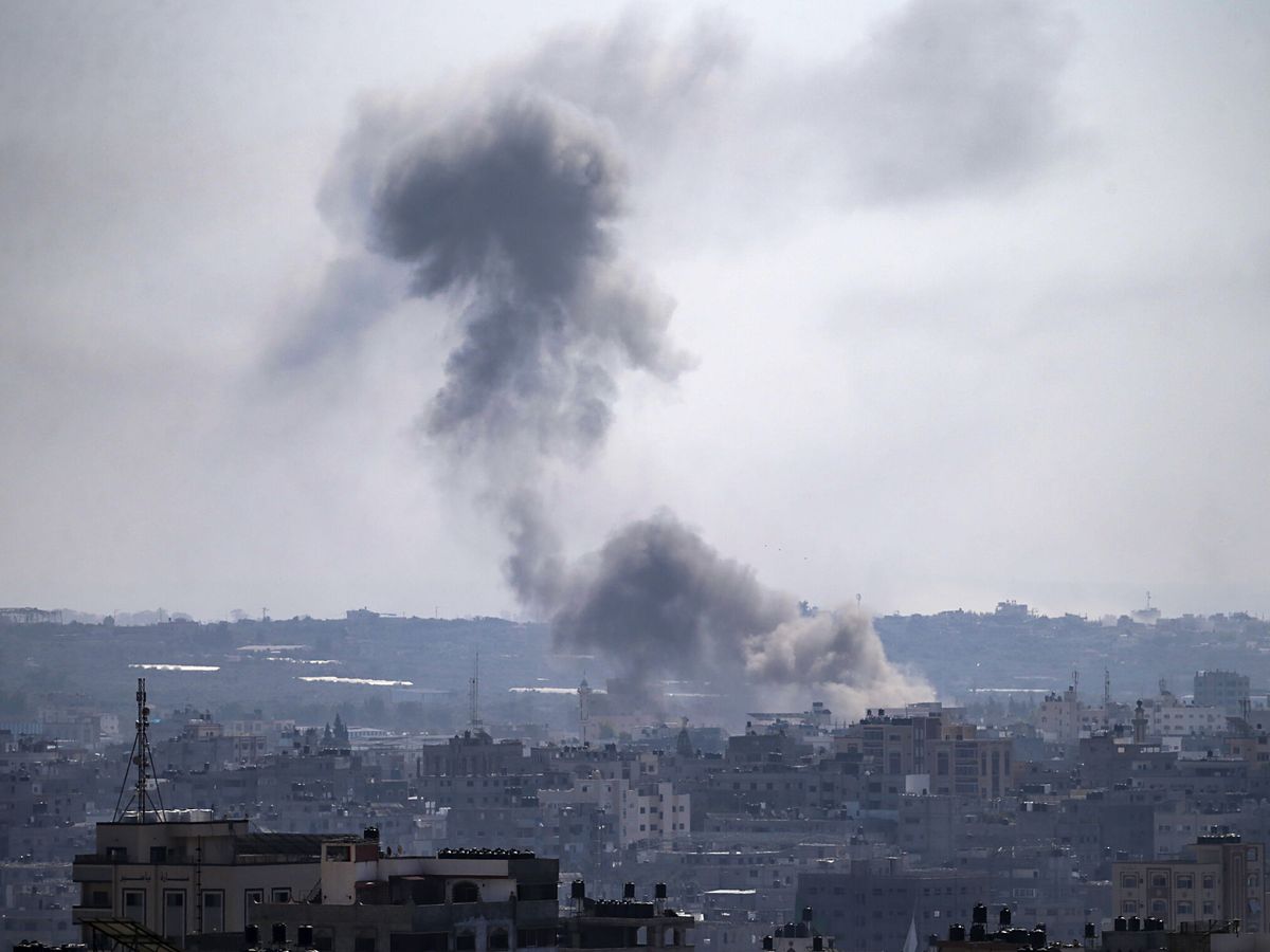 Foto: Se levanta humo tras los ataques aéreos israelíes sobre la ciudad de Gaza. (EFE/Mohammed Saber)