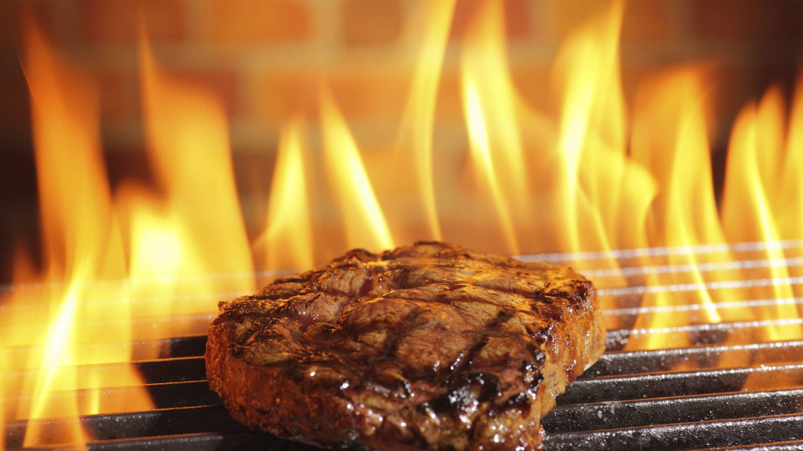 Foto: La cocción de carne a altas temperaturas genera sustancias cancerígenas. (iStock)
