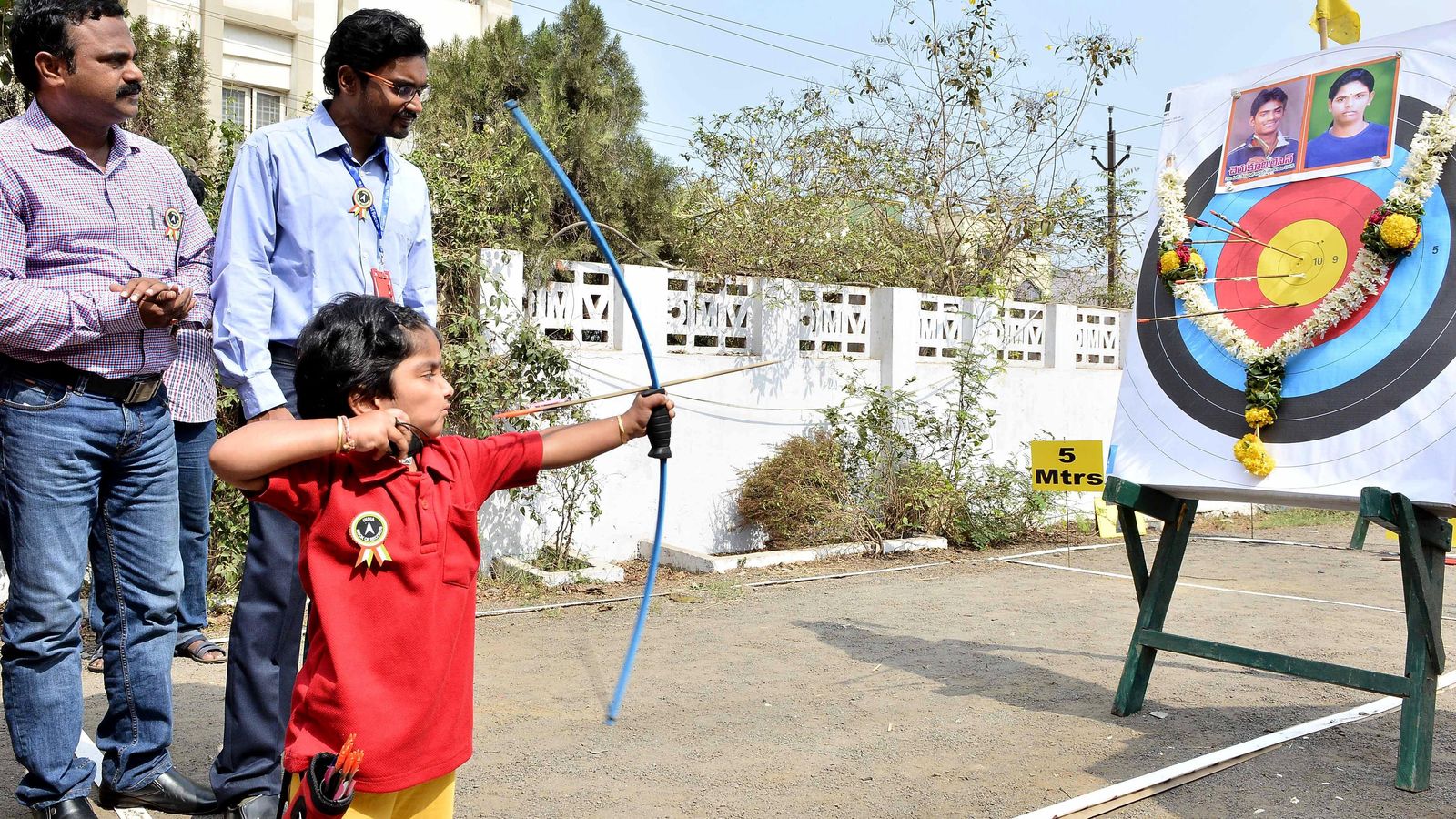 Foto: Dolly Shivani Cherukuri, en plena acción durante un entrenamiento junto a su padre.