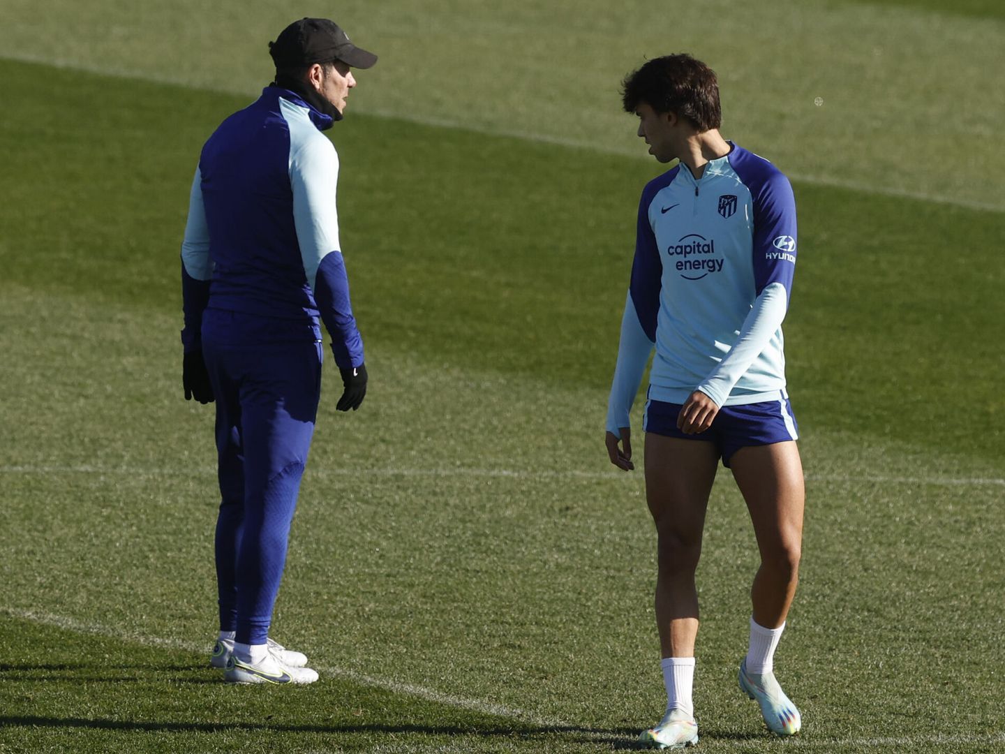 El 'Cholo' Simeone y Joao Félix durante un entrenamiento. (EFE/Luis Díaz)