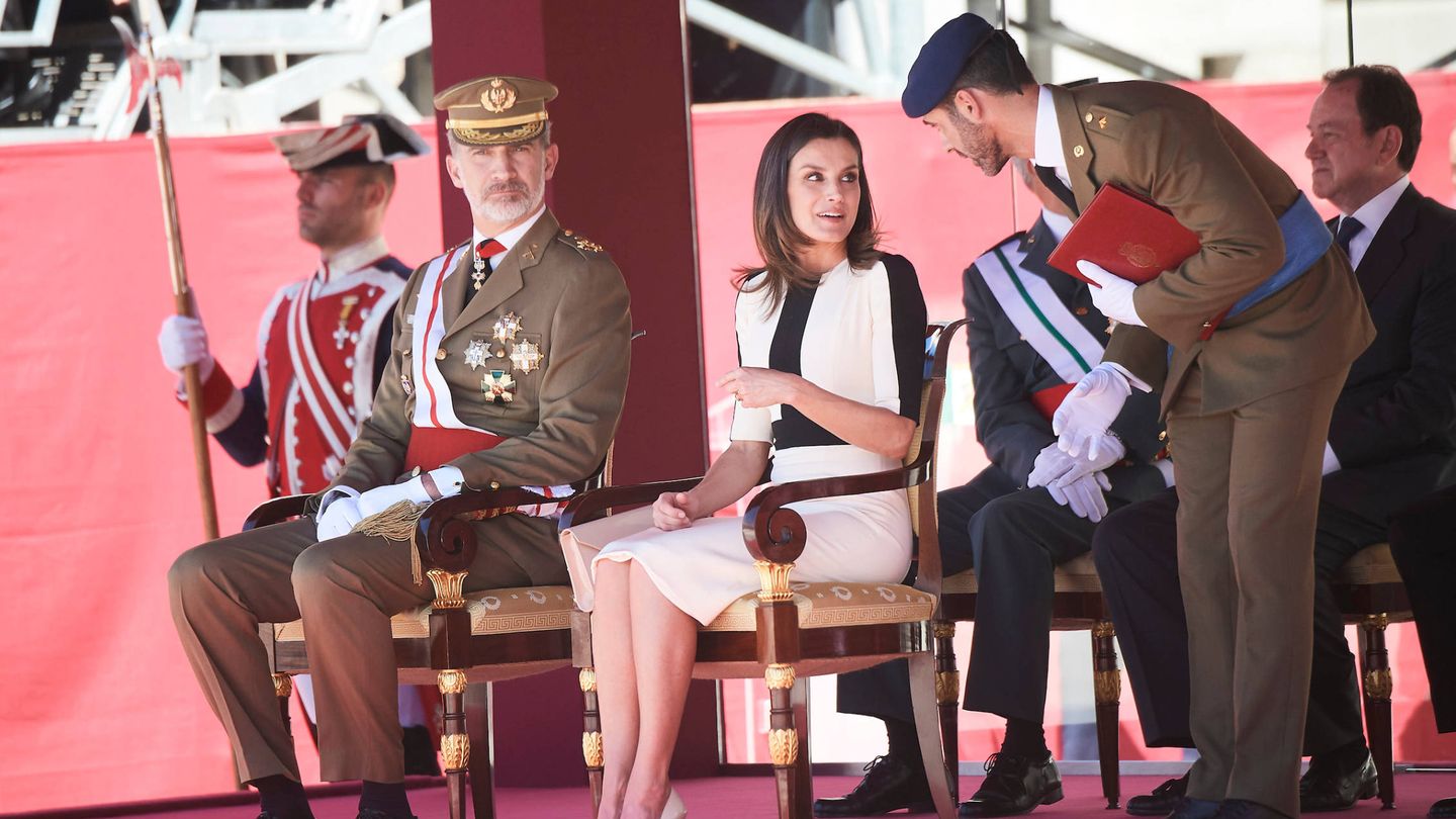 El rey Felipe VI y la reina Letizia, en un desfile en Madrid. (Reuters)
