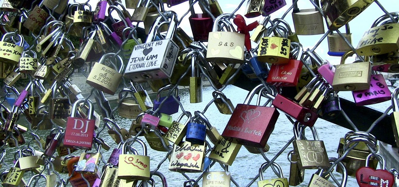 Una pequeña muestra de los 'candados del amor' que invaden los puentes parisinos.