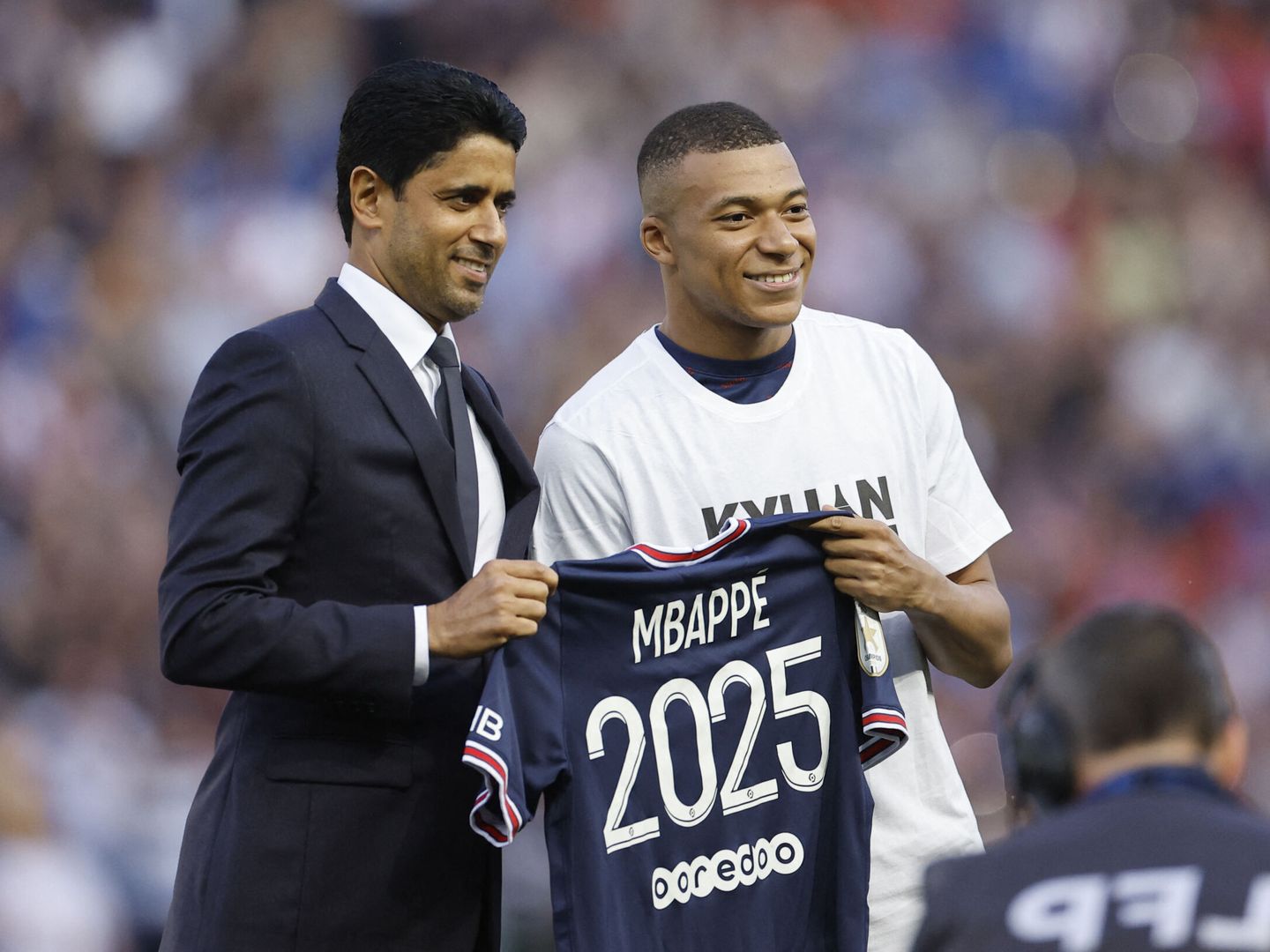 Nasser Al-Khelaifi y Mbappé posan con la camiseta de 2025. (Reuters/Christian Hartmann)
