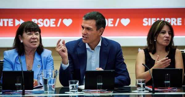 Foto: Pedro Sánchez, con Cristina Narbona y Adriana Lastra, este 8 de julio durante la reunión de la permanente del PSOE. (EFE)