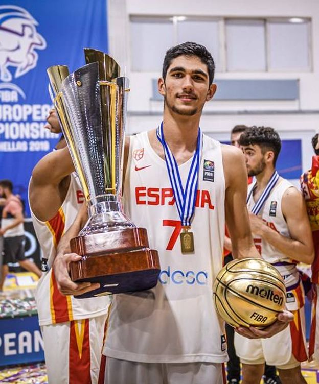 Foto: Santi Aldama posa con el trofeo del EuroBasket sub-18 y el premio al 'MVP'. (Foto: FIBA)