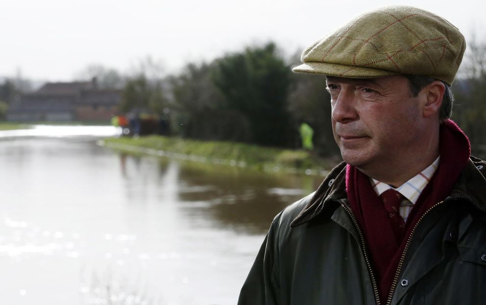 Farage visita el pueblo de Burrowbridge durante las inundaciones en Somerset (Reuters).