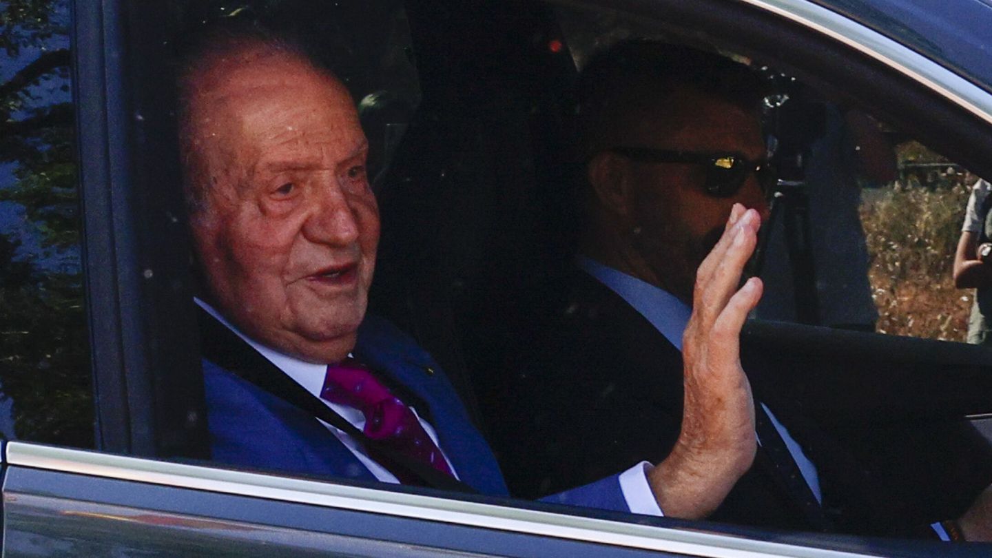El rey Juan Carlos, a su llegada a Zarzuela en su única visita a España desde que está en el exilio. (EFE/Rodrigo Jiménez) 