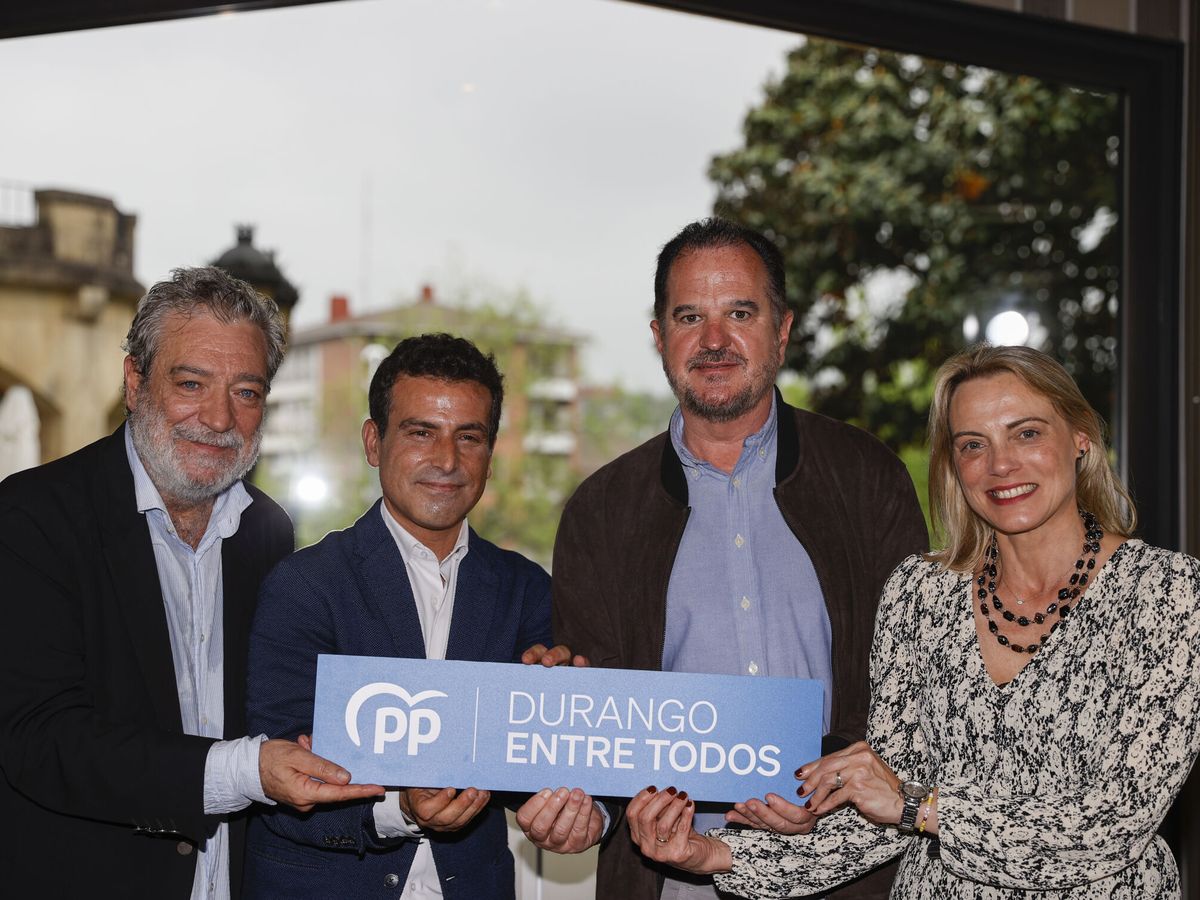 Foto: Presentación de la candidatura de Carlos García, candidato del PP en Durango, junto al jefe de gabinete de Ayuso, Miguel Ángel Rodríguez. (EFE/Luis Tejido)