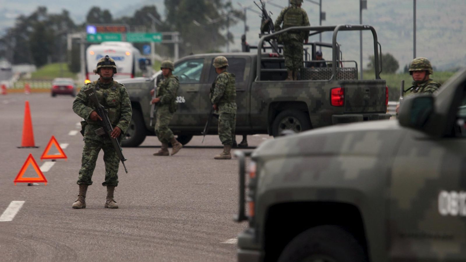 Foto: Soldados mexicanos en un control de carretera en Contepec, estado de Michoacán, México (Reuters). 
