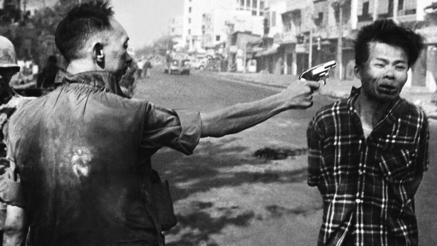 Nguyen Ngoc Loan, el jefe de la policía nacional de Vietnam del Sur, ejecuta a un luchador de Vietcong, Nguyen Van Lem, en Saigón el 1 de febrero de 1968. (Eddie Adams / Crítica)