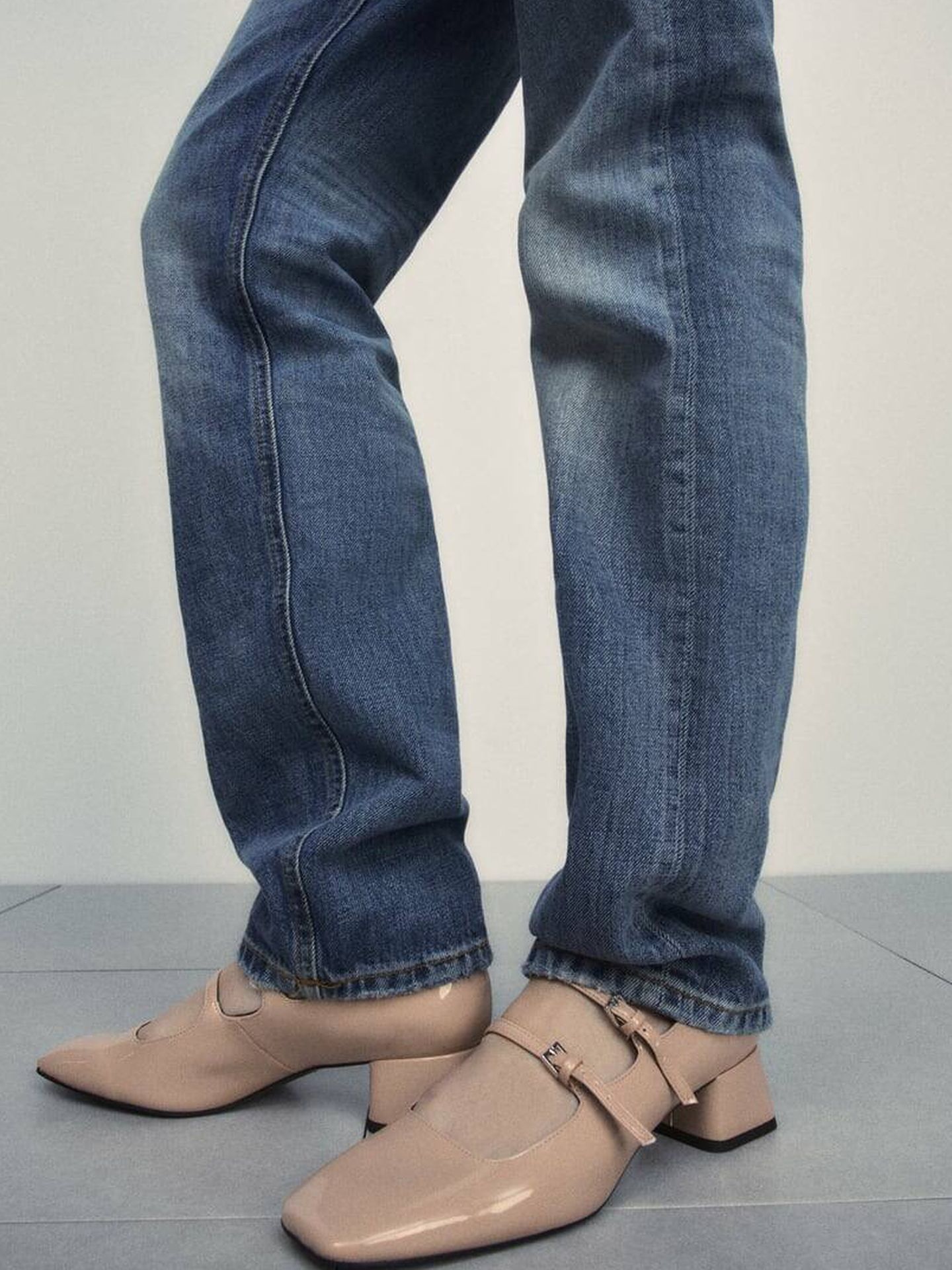 Combinación del zapato merceditas de Zara con pantalón casual Denim. (ZARA)