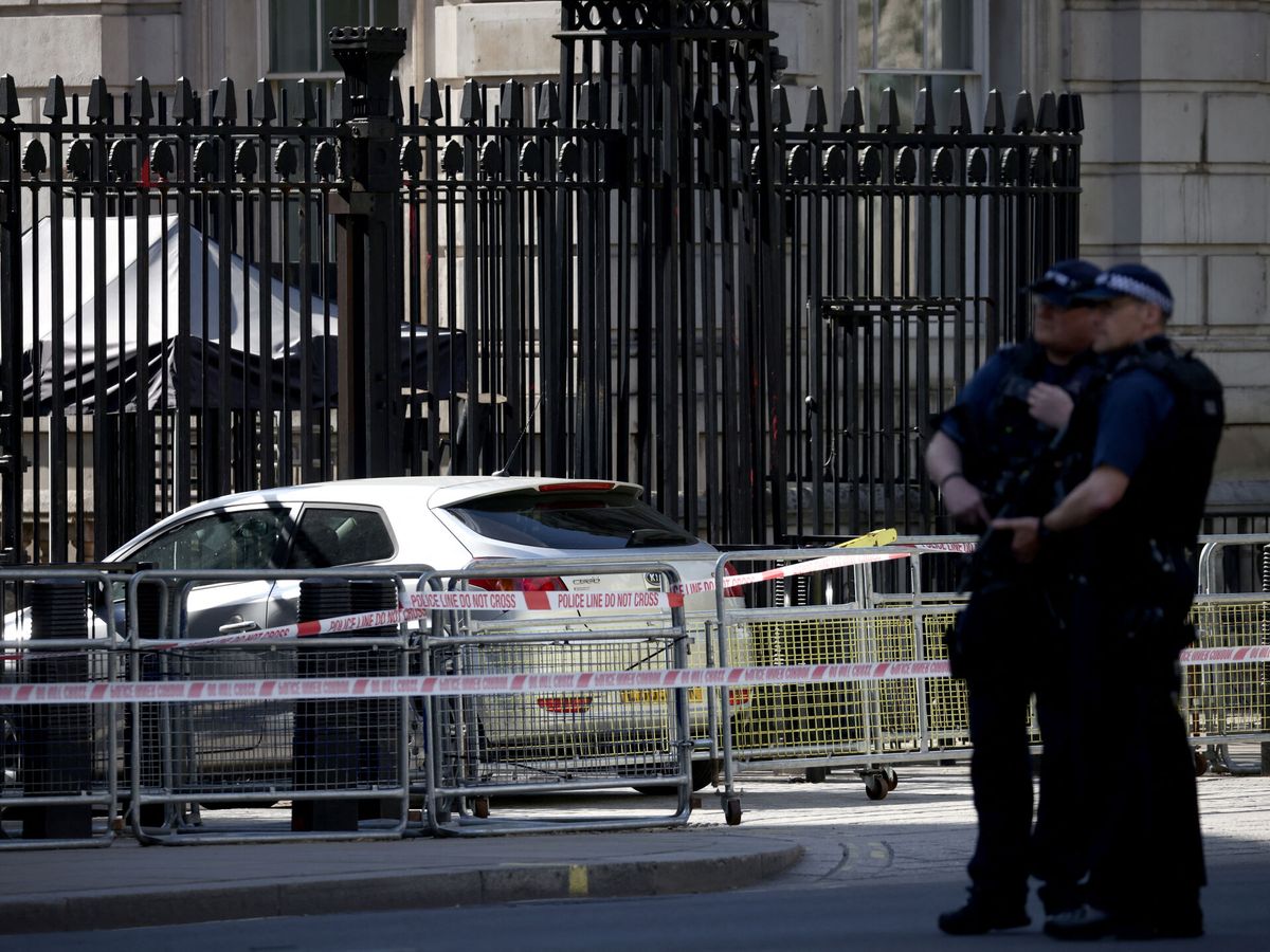 Foto: El coche que se ha estrellado contra la puerta de acceso a Downing Street. (Reuters/Henry Nicholls)