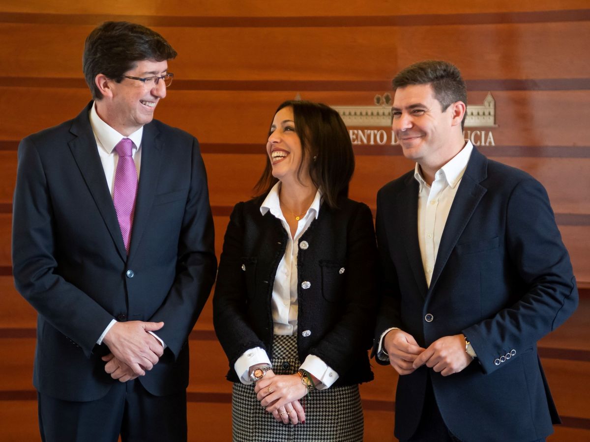 Foto: Juan Marín, Marta Bosquet y Sergio Romero, al inicio de la legislatura. (EFE)