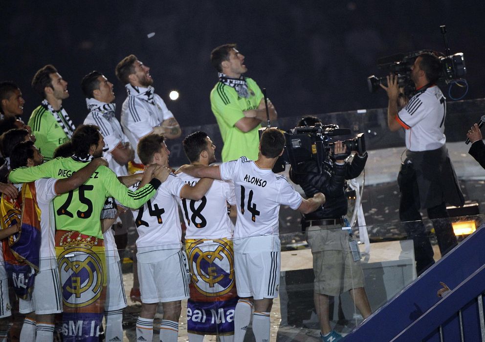 Foto: Ancelotti y los jugadores del Real Madrid cantando el nuevo himno en el Bernabéu. (EFE)