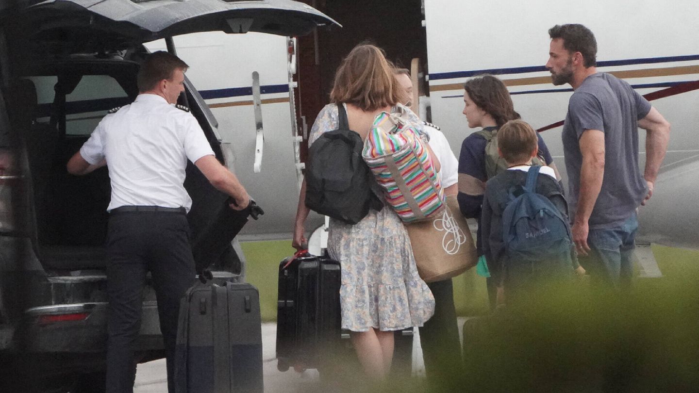 Ben Affleck, junto a sus hijos embarcando en el jet privado. (Gtres)