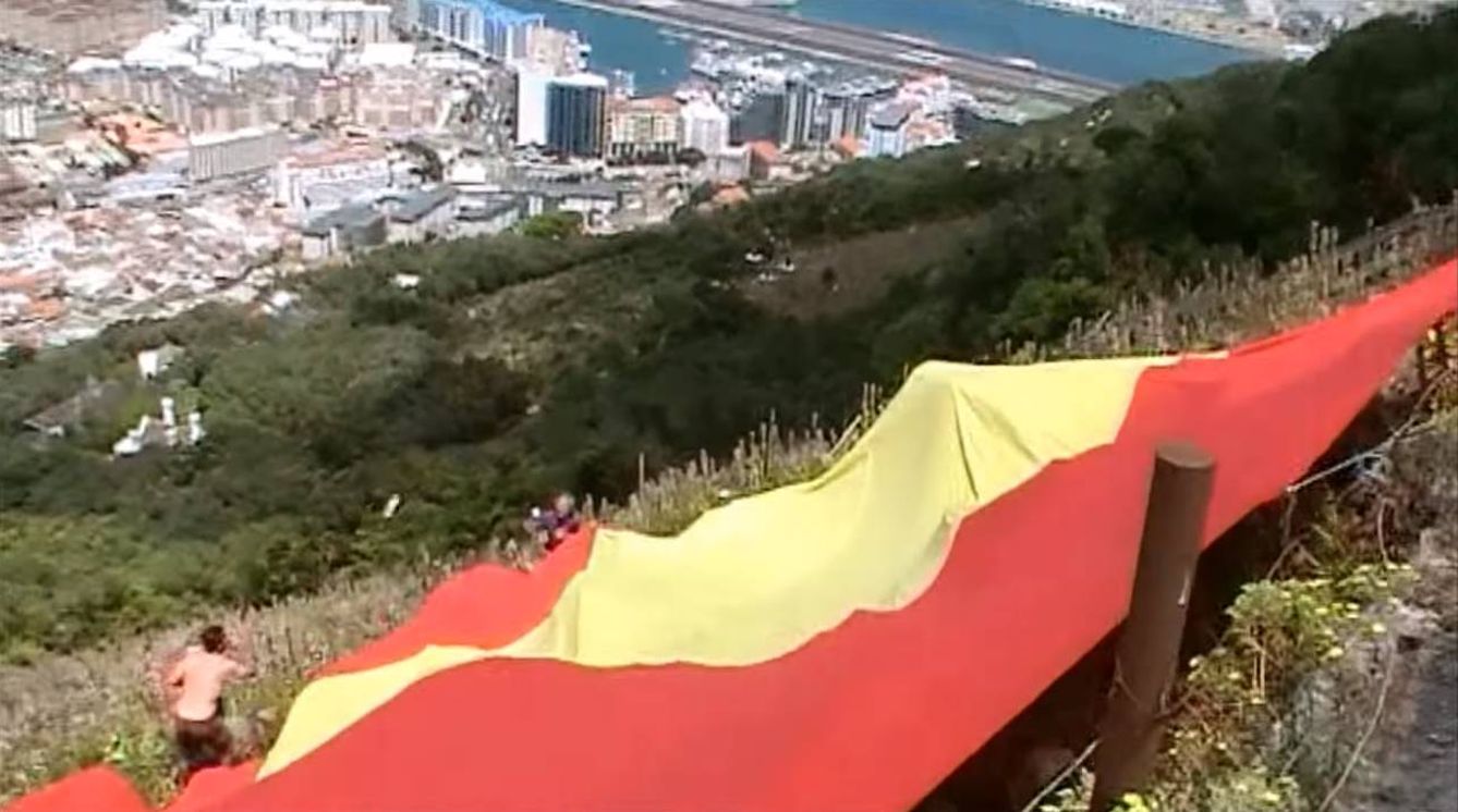 Fotograma del vídeo donde se ve cómo despliegan la bandera.