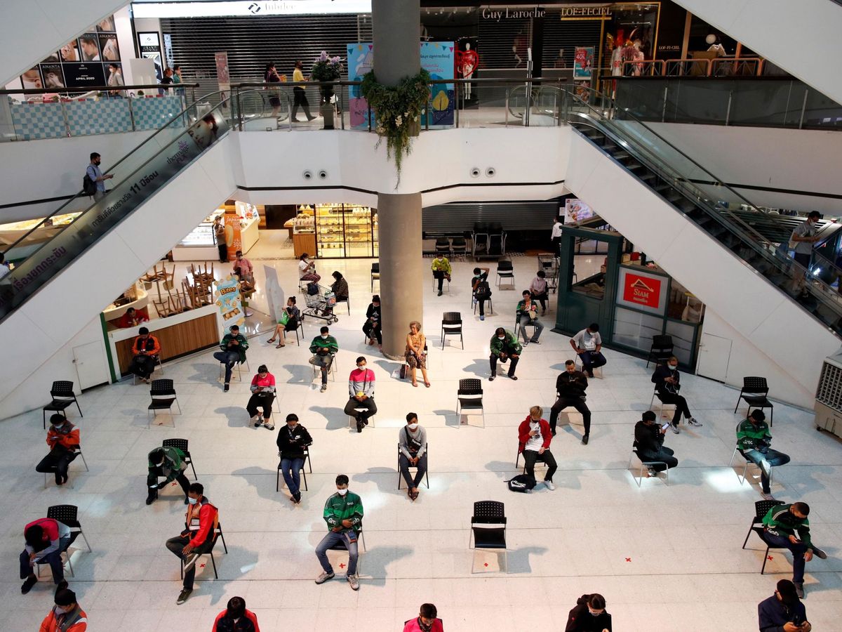Foto: Repartidores de un centro comercial en Tailandia guardan la distancia de seguridad (EFE)