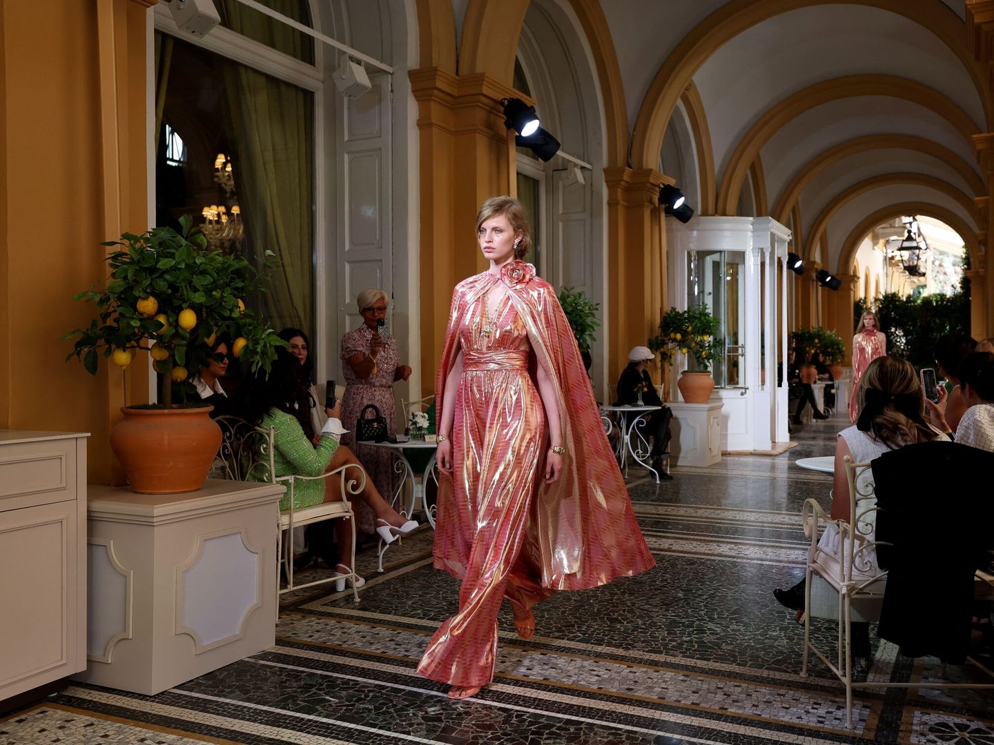Chanel convierte el Lago de Como en un sueño atemporal para su desfile ...