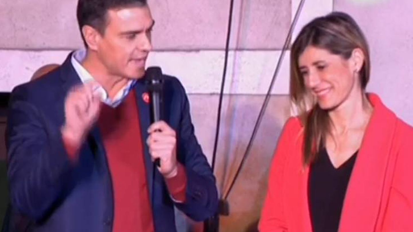 Pedro Sánchez y Begoña Gómez, tras conocer los resultados de las elecciones. (TVE)