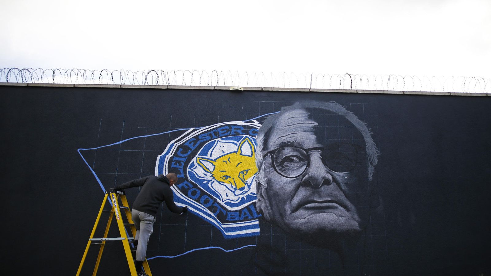 Foto: Mural realizado por el artista Richard Wilson en homenaje a Claudio Ranieri y el Leicester City (Reuters)