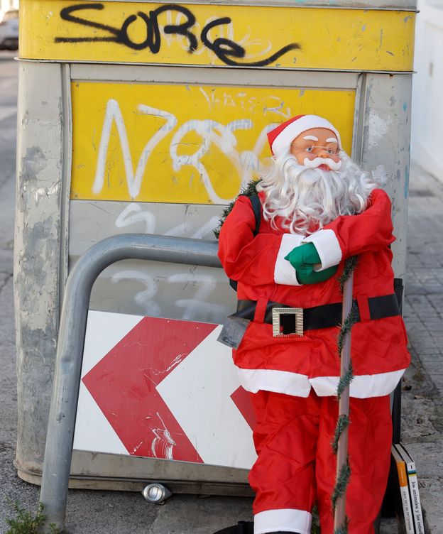Foto: Detalle de un muñeco de Papá Noel junto a un contenedor de residuos plásticos. (EFE/Kai Försterling)