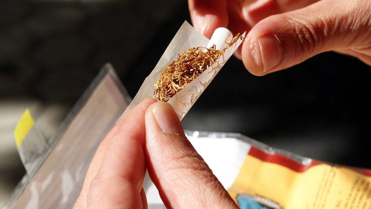 Solo era tabaco de liar: anulada la sanción a cinco guardias civiles por fumar porros
