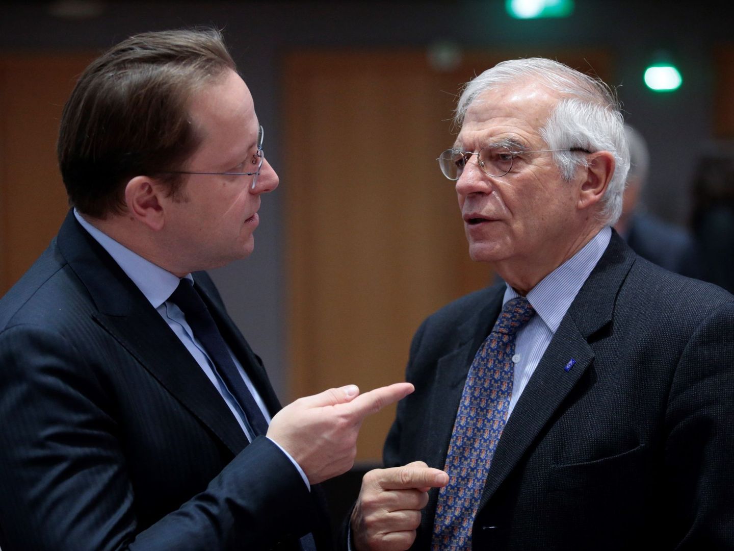 Varhelyi y Borrell, durante un encuentro. (EFE)