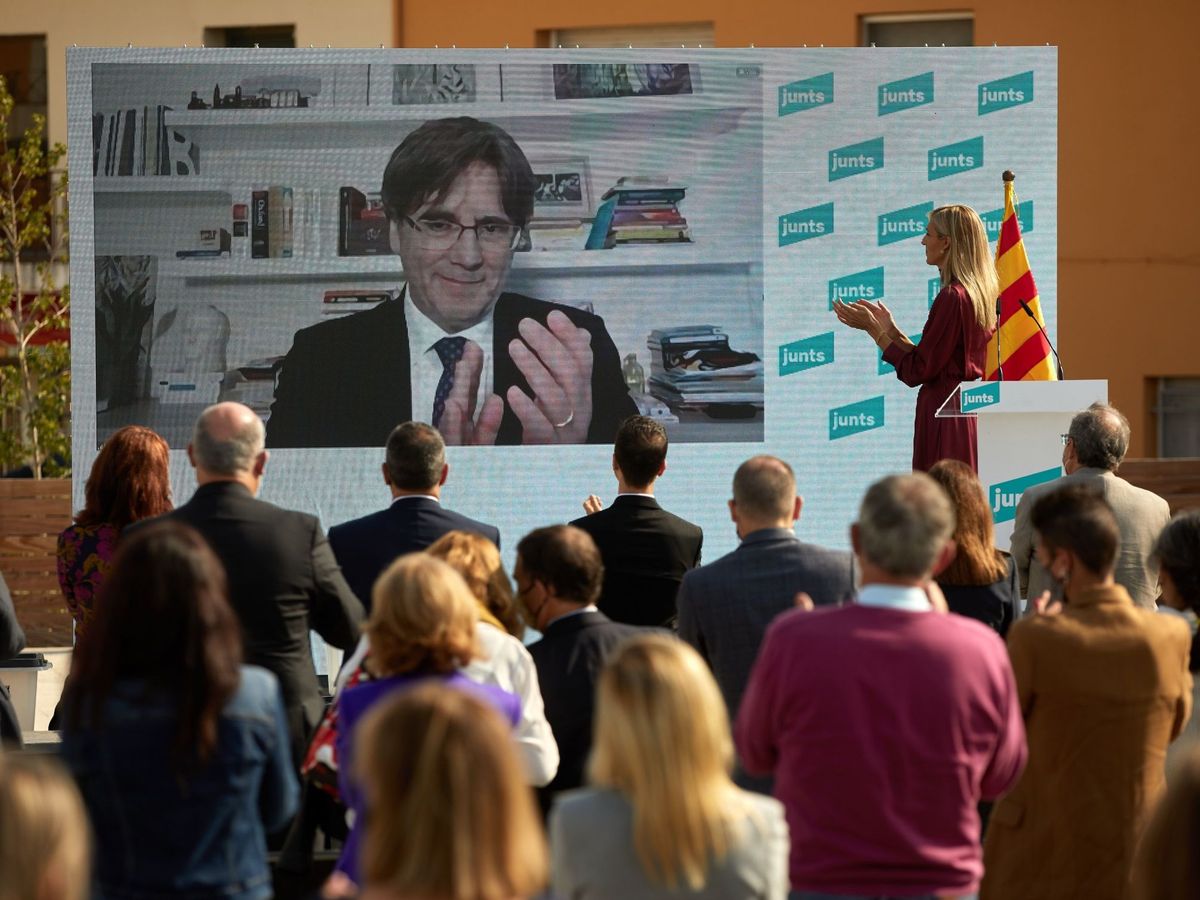 Foto: El expresidente de la Generalitat y líder de JxCAT, Carles Puigdemont, participa por videoconferencia en el acto de conmemoración del tercer aniversario del referéndum unilateral del 1-O. (EFE)