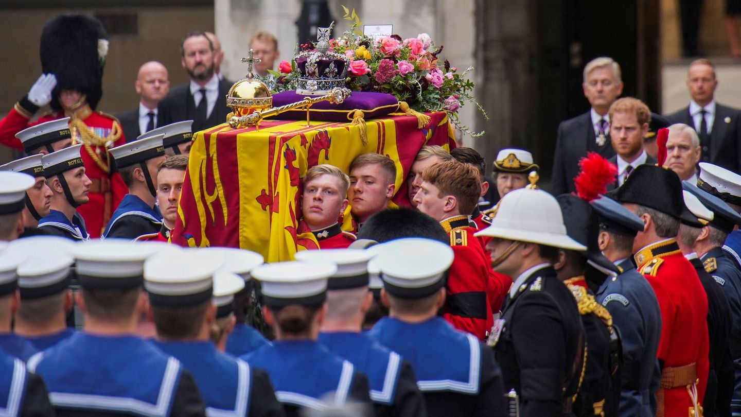 El ataúd lega a la abadía de Westminster. (Reuters)