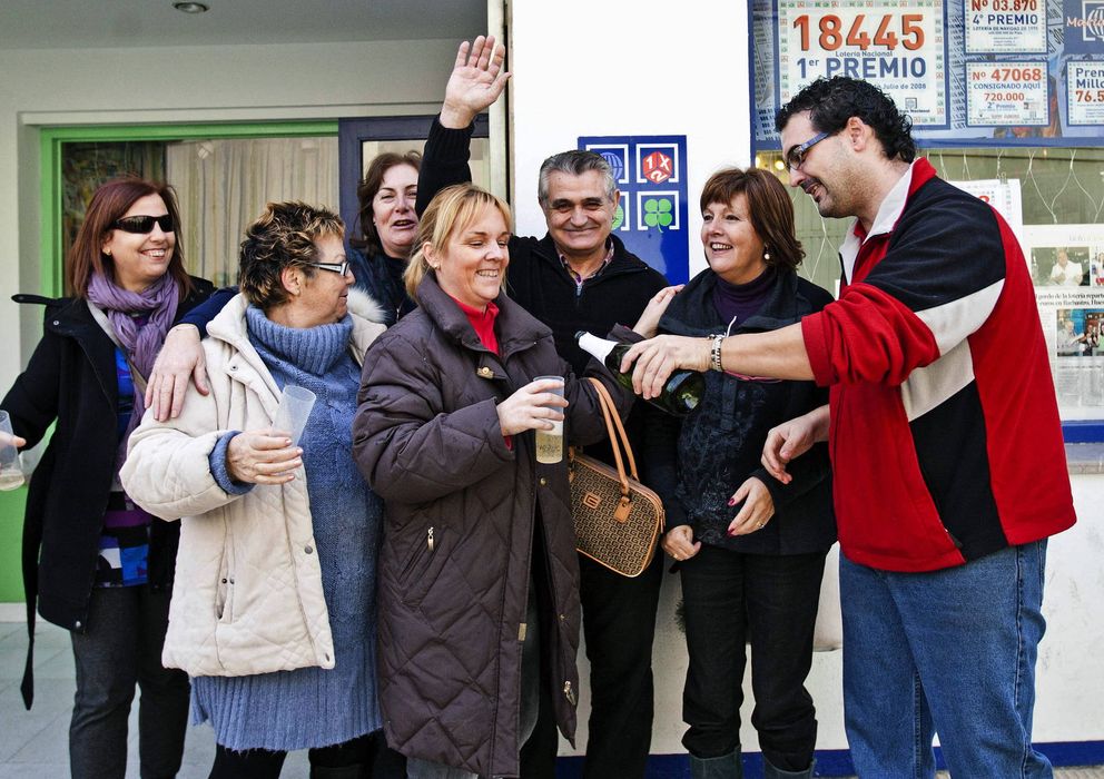 Foto: El 69% de los españoles compra lotería a conocidos para "no quedar fuera" si toca