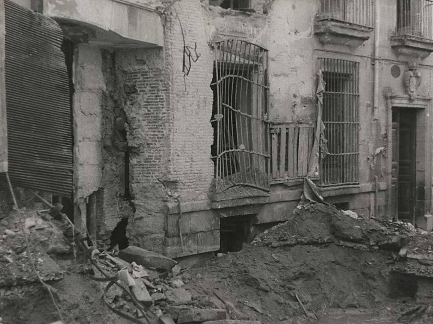 Fachada bombardeada durante la Guerra Civil. (Archivo General de la Administración)