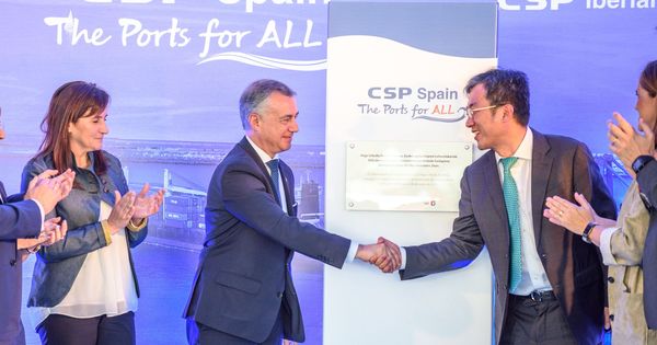 Foto: Urkullu saluda al CEO de Cosco España, Sun Kai, en la inauguración de la nueva terminal de Bilbao. (EFE)