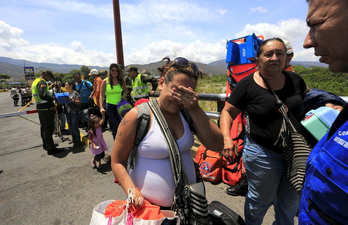 Foto: Una mujer colombiana llora en la frontera con Colombia tras ser deportada de Venezuela, cerca de Villa del Rosario (Reuters). 