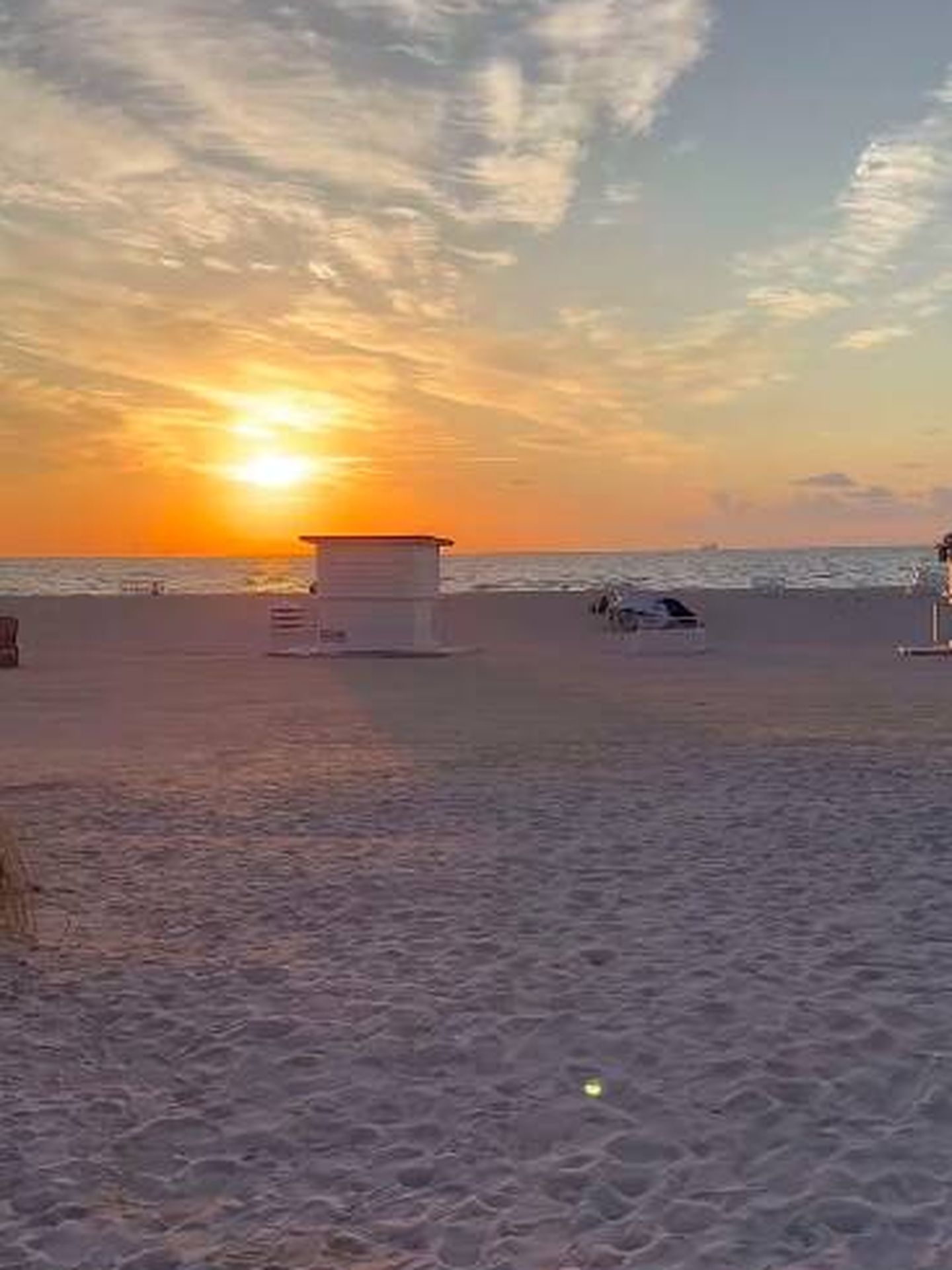 Fotografía de Sonsoles Ónega en Miami, disfrutando de un atardecer en una playa. (Instagram/@sonsolesonega)