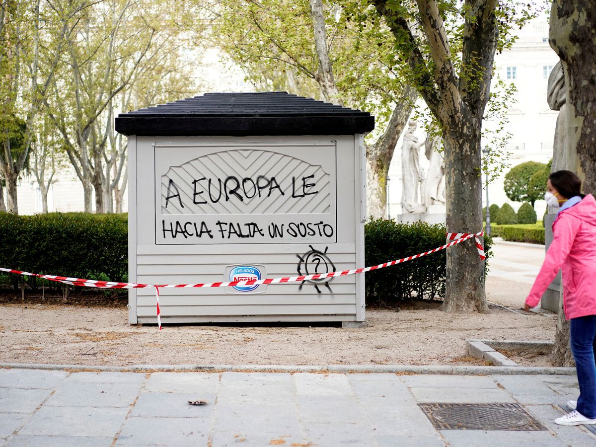 Foto: Pintada en un quiosco cerrado durante el confinamiento en Madrid. (Reuters)
