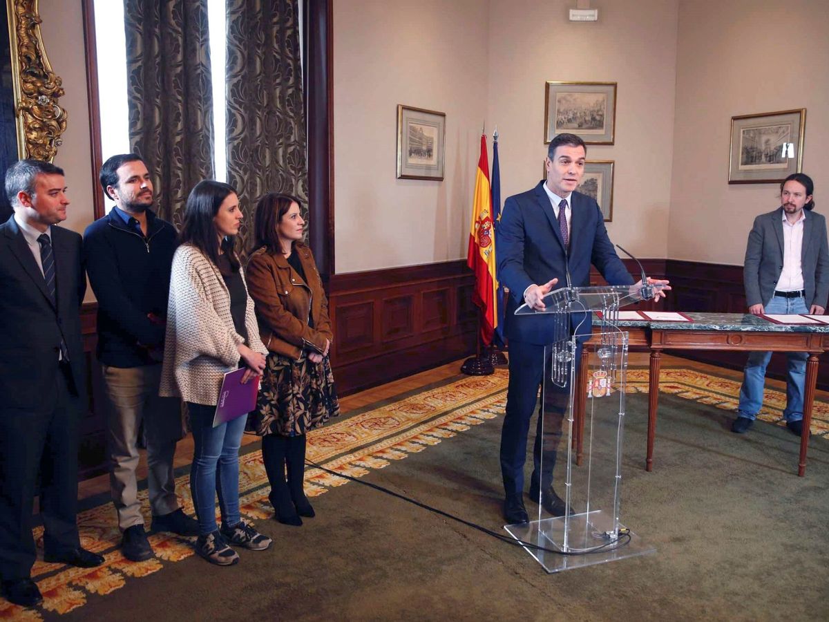 Foto: El presidente del Gobierno en funciones, Pedro Sánchez (c), durante su intervención tras llegar a un acuerdo con el líder de Unidas Podemos, Pablo Iglesias (d). (EFE)