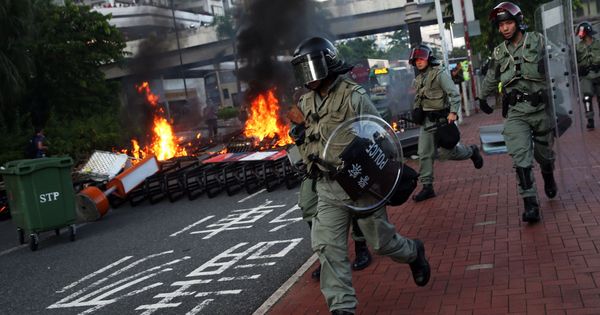 Foto: La Policía dispersa a los manifestantes. (EFE EPA)
