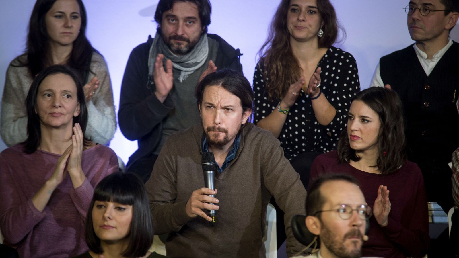 Foto: El secretario general de Podemos, Pablo Iglesias, junto a otros dirigentes durante el acto de presentación de la propuesta 'Podemos para todas'. (EFE)