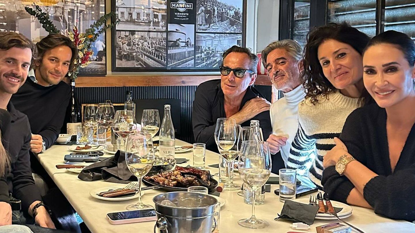 Enrique Solís a la izquierda y Vicky a la derecha de la mesa. (Instagram/@vickymartinberrocal)