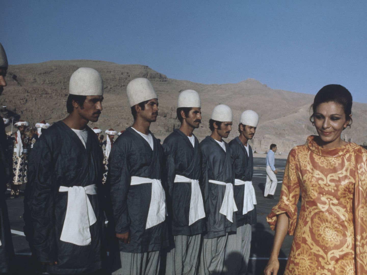 Farah Pahlevi inspecciona las tropas persas, en 1973. (Getty)