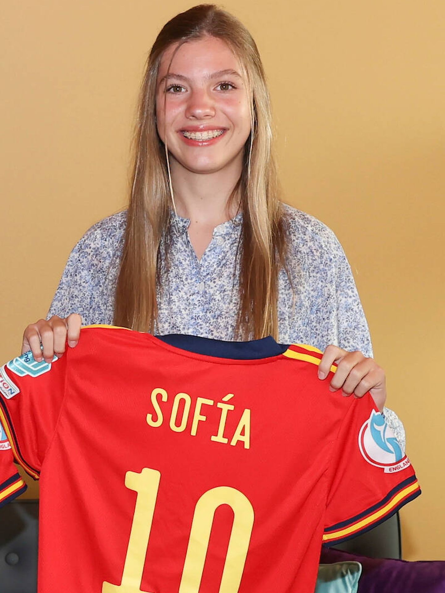 La infanta Sofía, con una camiseta de fútbol con su nombre. (LP)