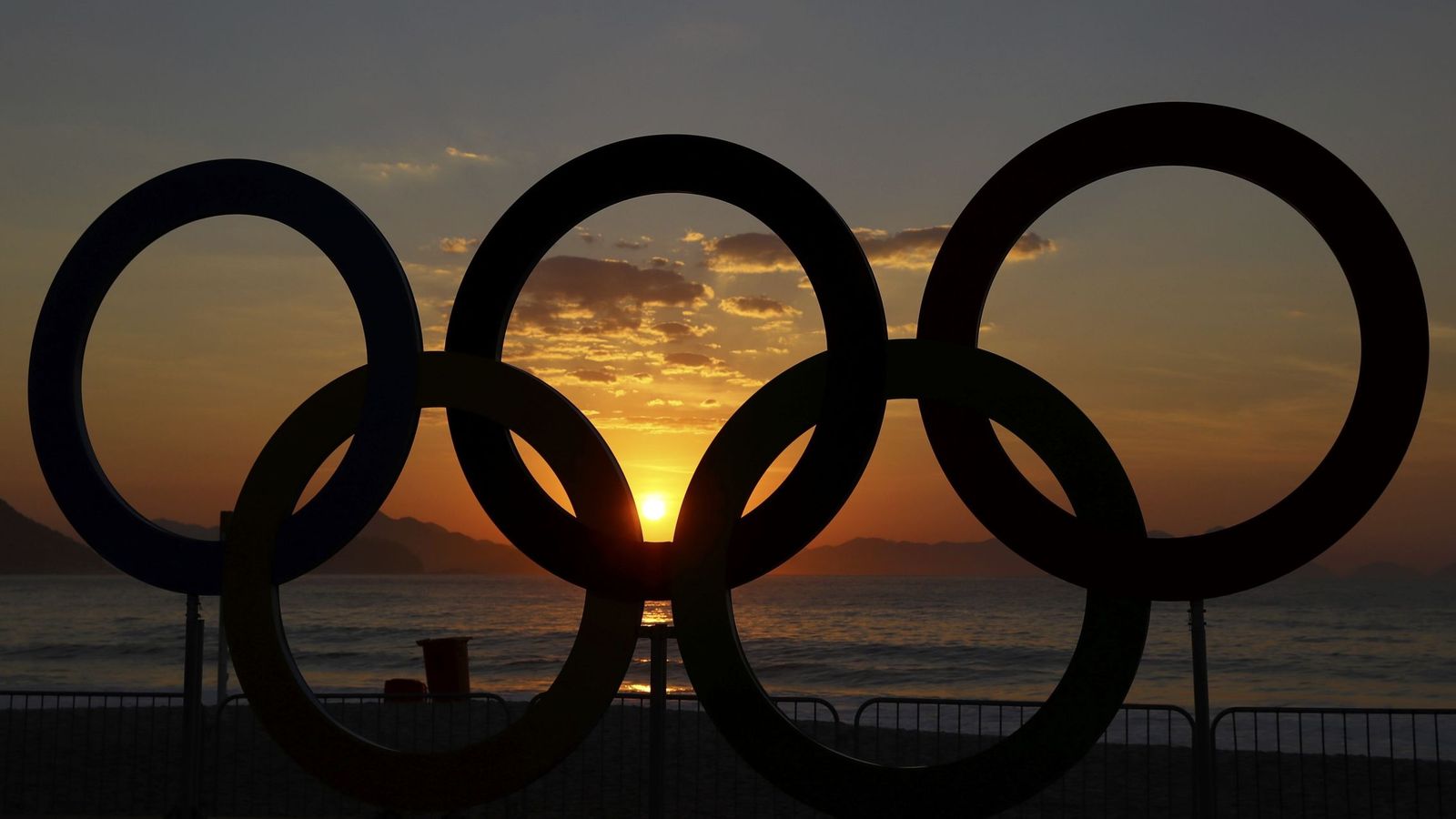 Foto: Los aros olímpicos con un atardecer de fondo en Río. (Reuters)