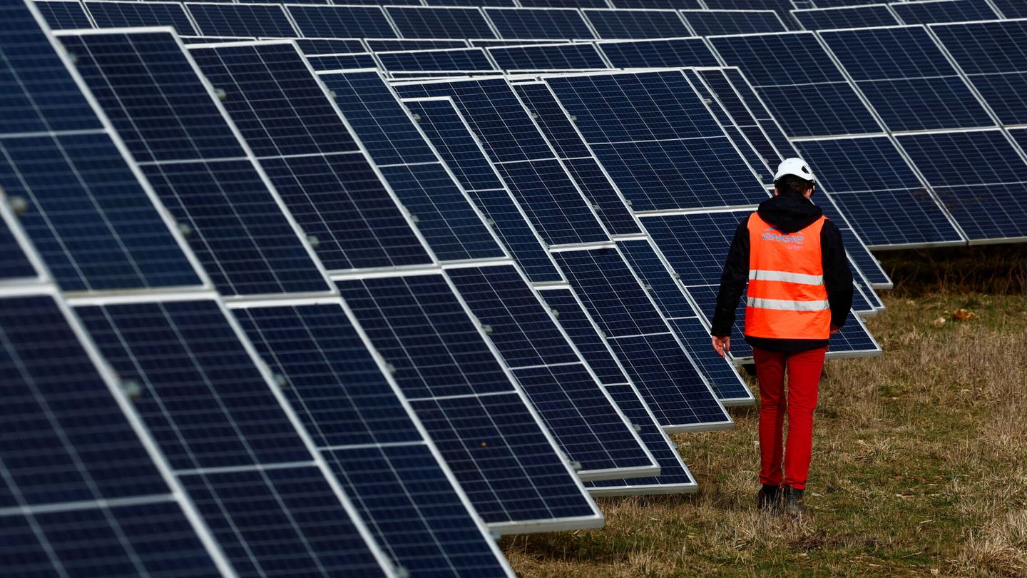 Foto de recurso de un parque fotovoltaico como los que ha vendido Greening Group. (Reuters Gonzalo Fuentes)